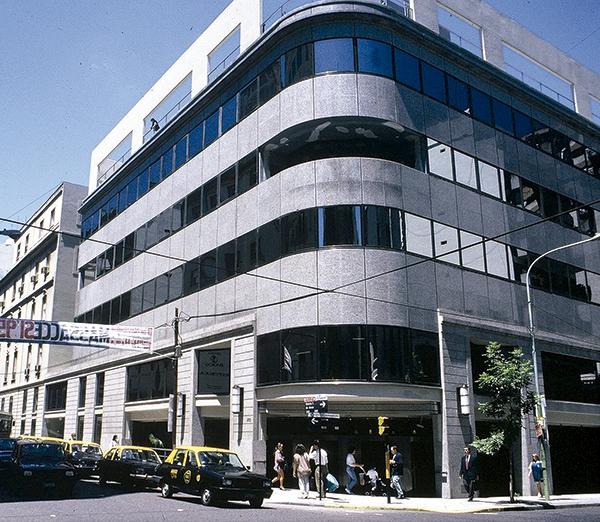 Premio Década, otorgado por la Fundación Tusquets, Barcelona. Instituto Argentino de Diagnóstico y Tratamiento.